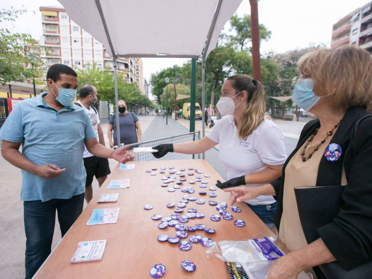 Puntos informativos sobre la Covid-19 a las puertas de los colegios