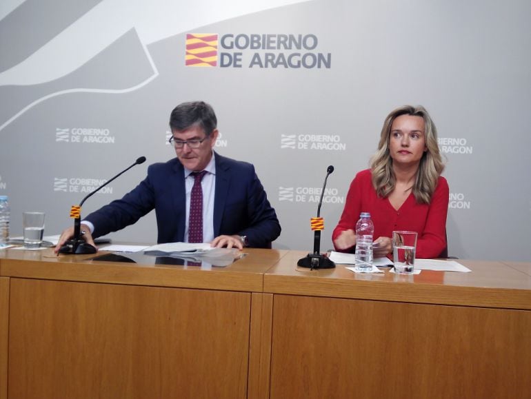 La consejera de Universidad y secretaria de Organización del PSOE, Pilar Alegría, junto al consejero de Presidencia, Vicente Guillén, durante una rueda de prensa del Gobierno de Aragón