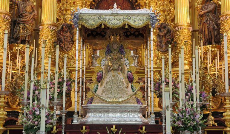 La Virgen del Rocío ya dispuesta en su paso para la salida extraordinaria de este fin de semana