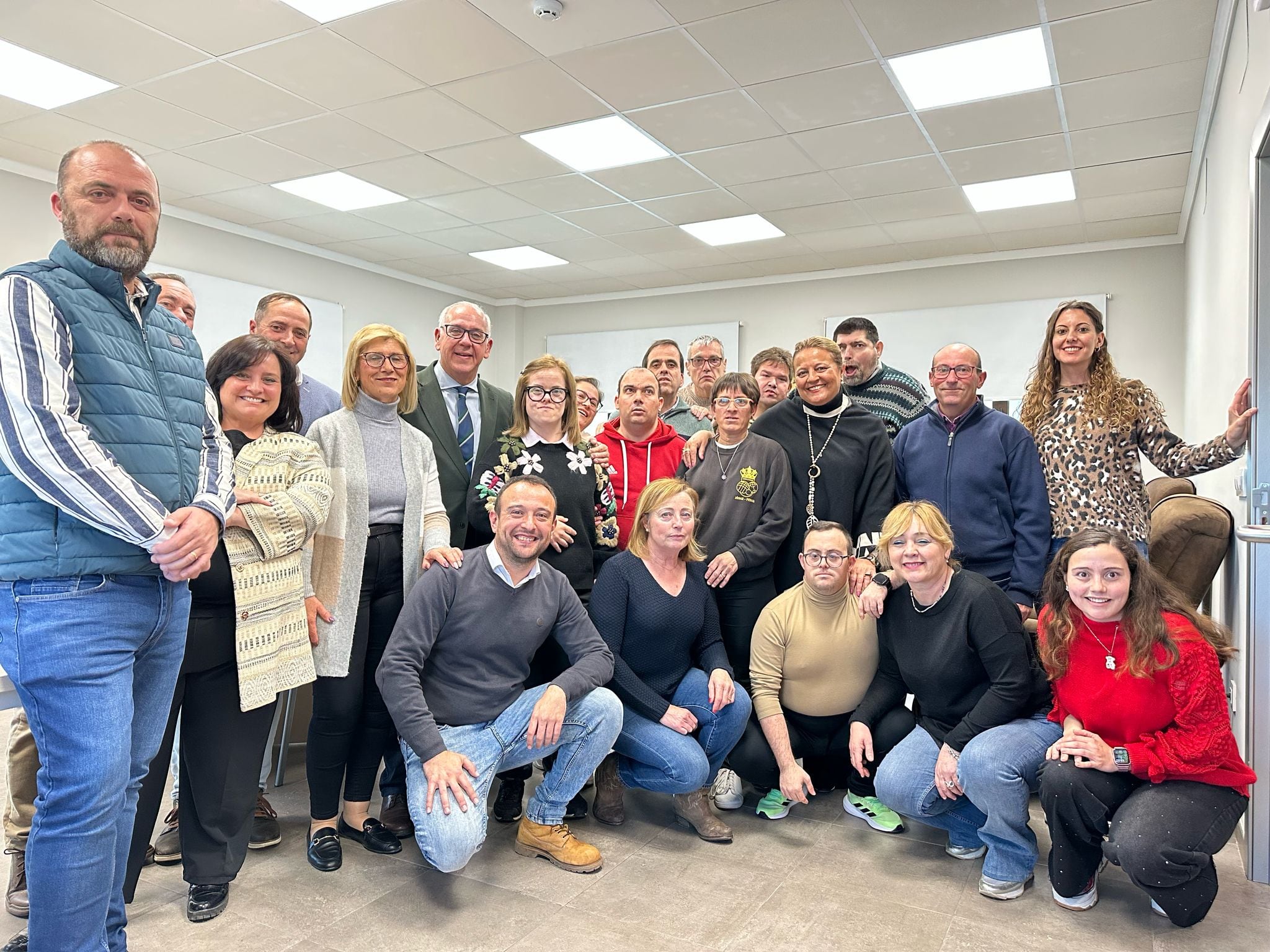 Foto de familia del delegado de la Junta, la delegada de Inclusión y usuarios y responsables de ADIJ Jódar