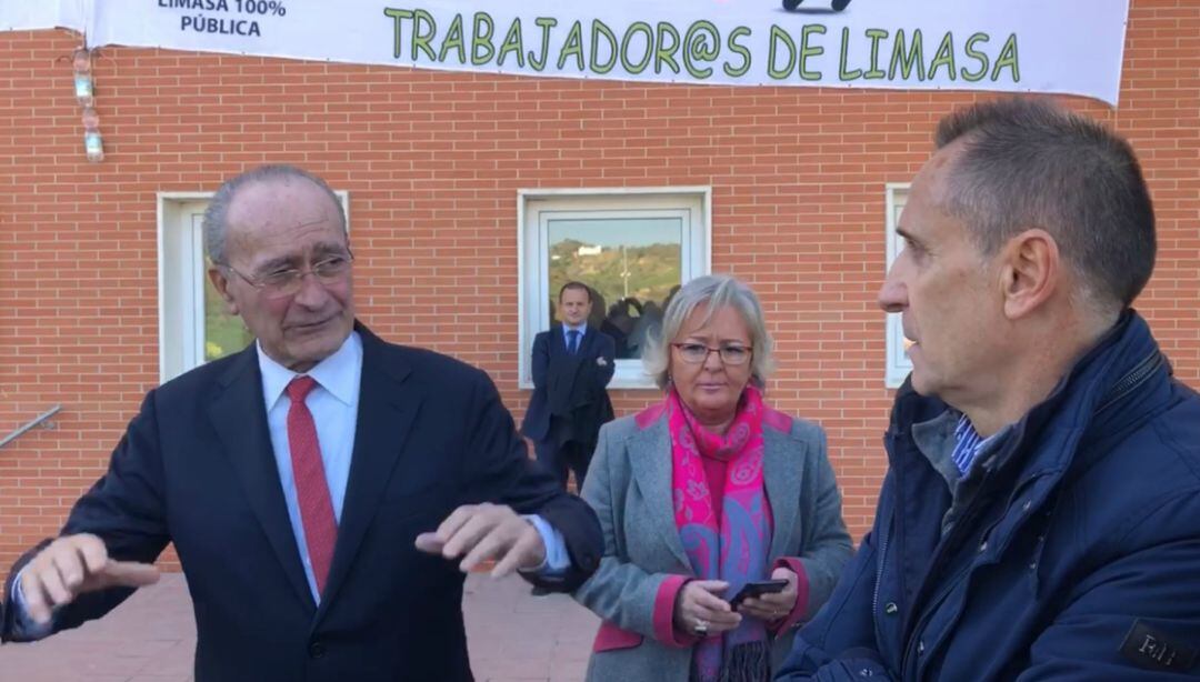 El alcalde de Málaga, Francisco de la Torre, habla con el presidente del comité de empresa de Limasa, Manuel Belmonte, junto a la concejala responsable de la limpieza, Teresa Porras, durante la última visita pública del regidor a Los Ruices 