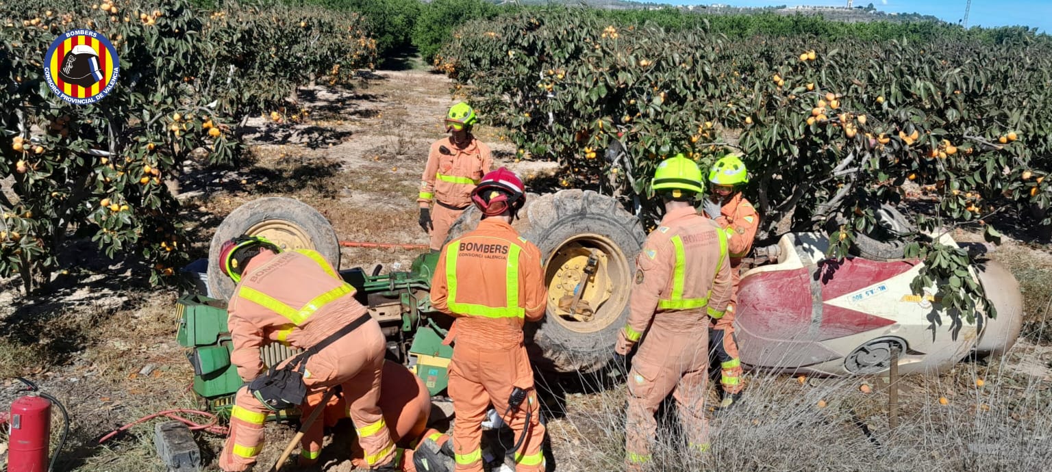 Actuación de los bomberos en accidente de tractor en Beneixida. Fuente: Bombers València