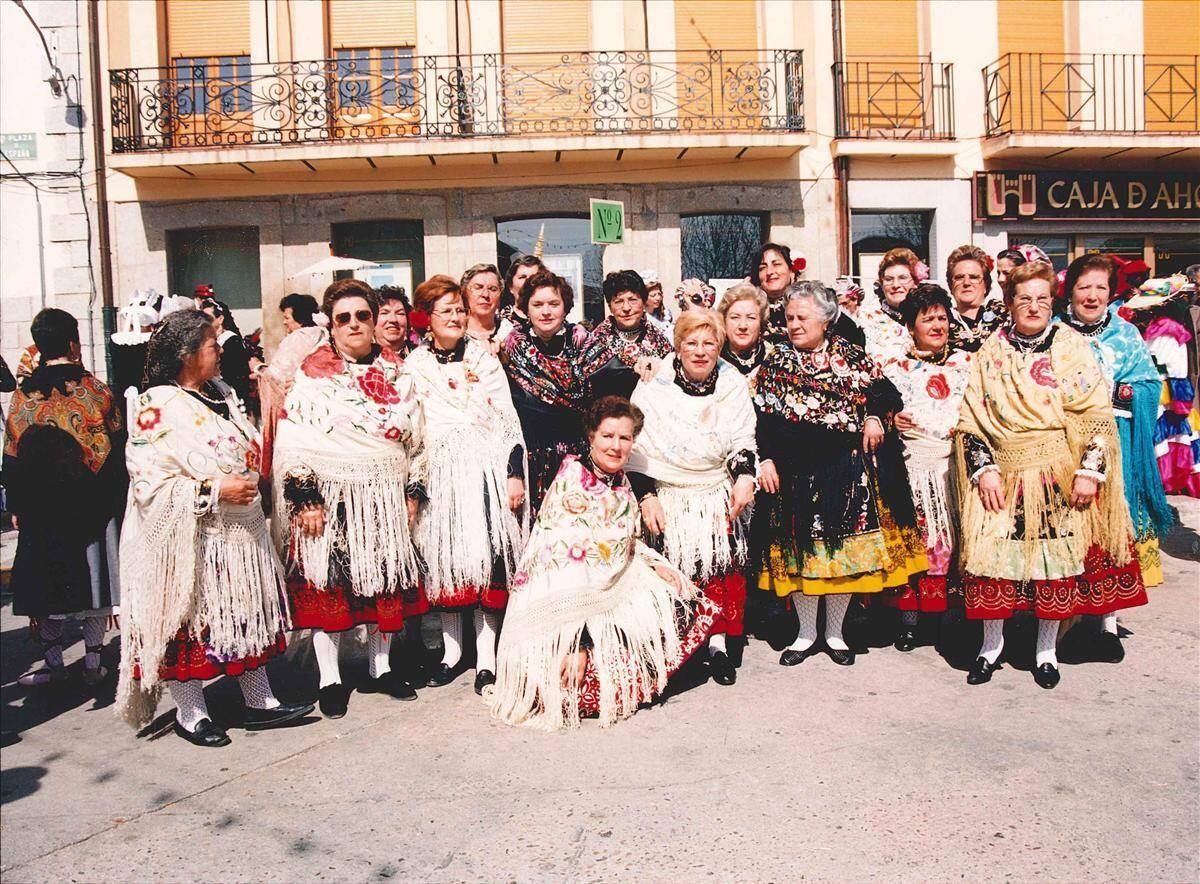 Vecinas de Cebreros con el traje típico