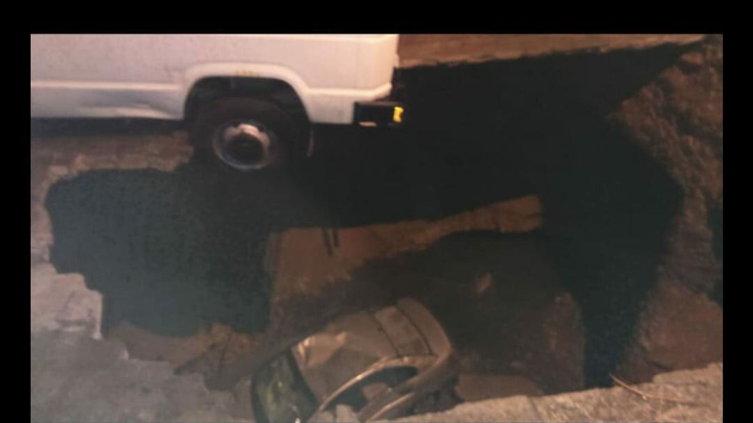 Coche afectado por el hundimiento en San Millán