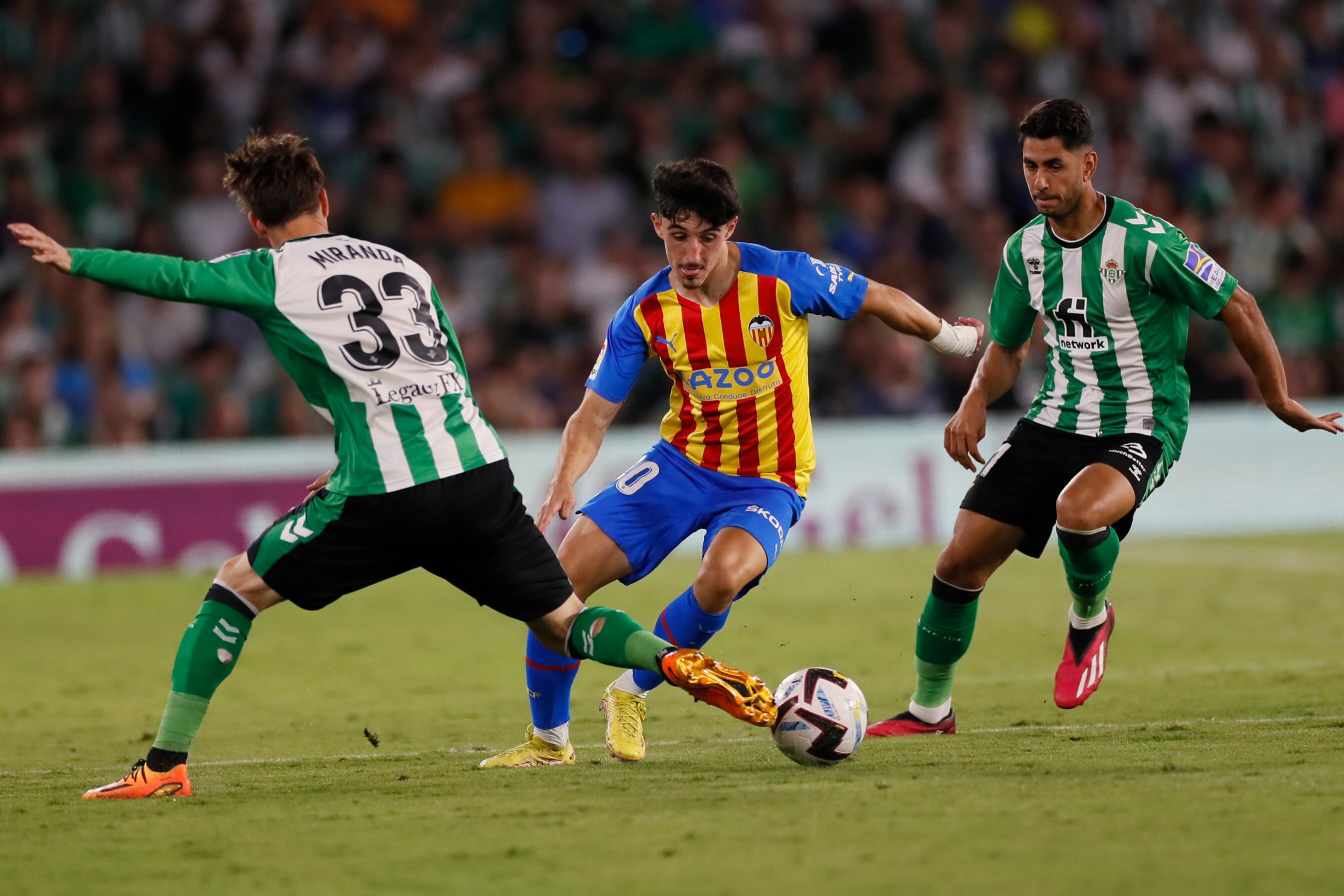 SEVILLA, 04/06/2023.- El delantero del Valencia Diego López (c) trata de superar a Juan Miranda, del Betis, durante el encuentro correspondiente a la última jornada de Primera División que Real Betis y Valencia CF disputan hoy domingo en el estadio Benito Villamarín, en Sevilla. EFE/José Manuel Vidal
