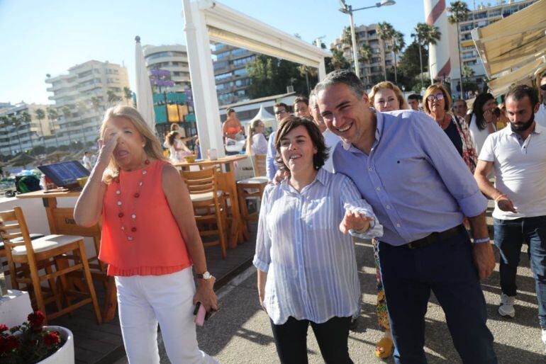 Soraya Sáenz de Santamaría acompañada de Elías Bendodo en Marbella durante la campaña de las primarias