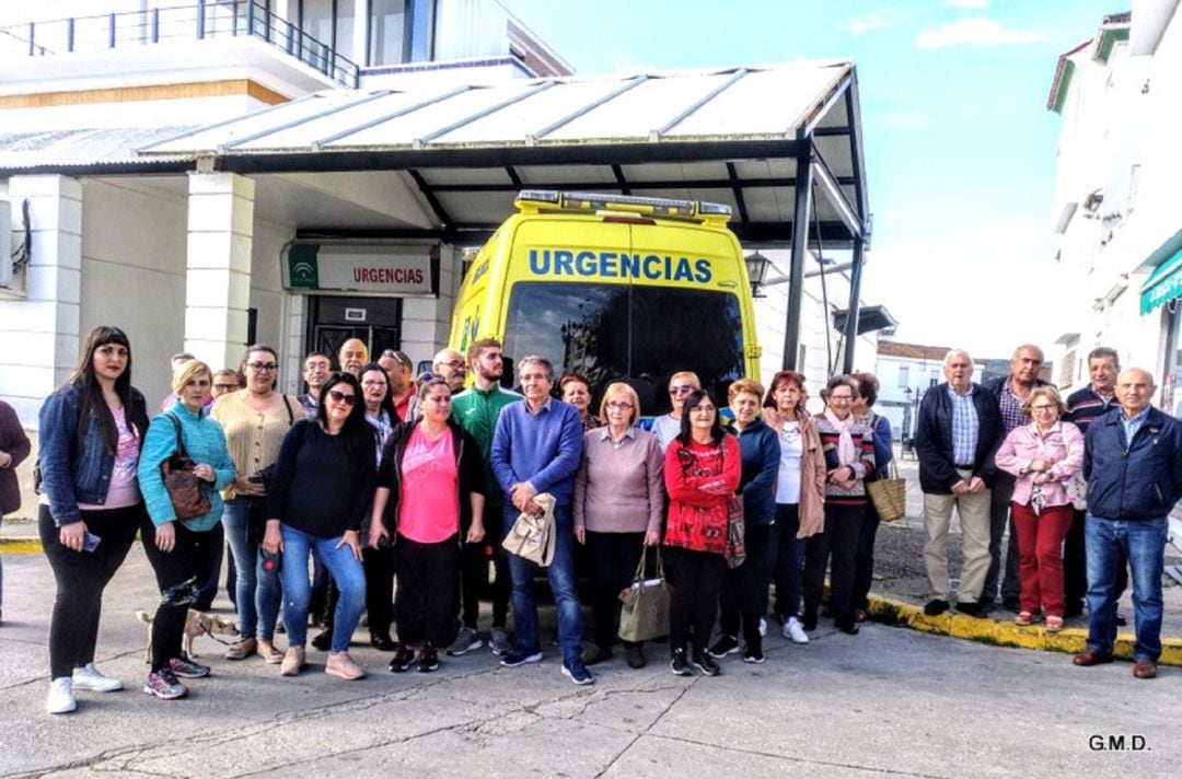 Protesta de la Plataforma en defensa del hospital a las puertas del centro de salud de Jimena