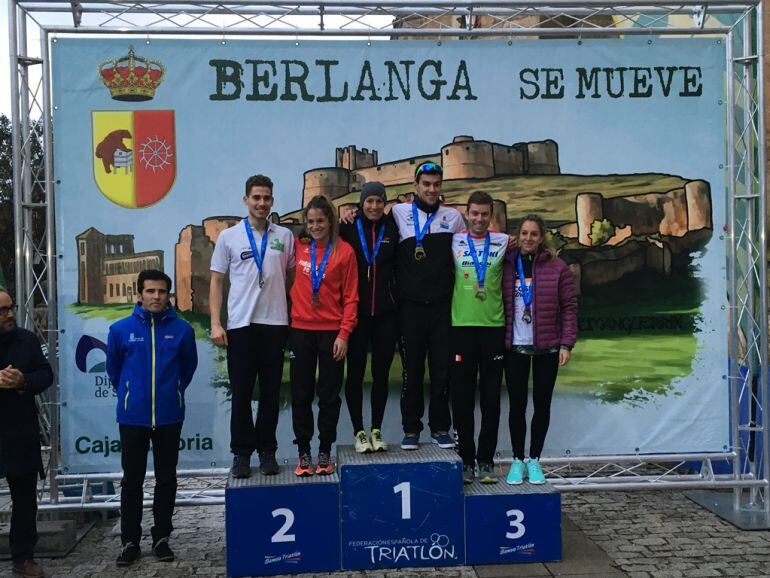 El podio femenino y masculino del I Duatlón de Berlanga de Duero.