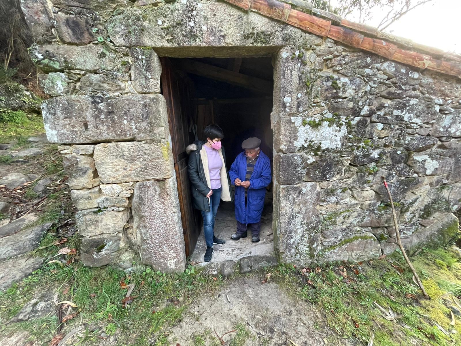 Ánxela Fernández, alcaldesa de O Rosal, junto a Nemesio Castro, dueño del muíño da Ferra.