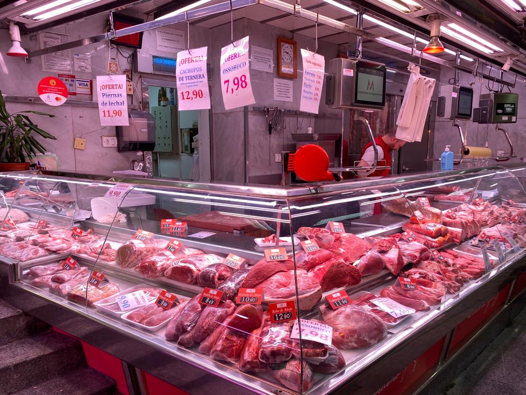 Puesto de carne en el mercado de San Antón de Madrid.