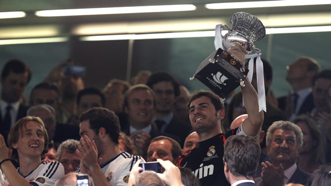 El portero del Real Madrid Iker Casillas alza el trofeo de la Supercopa de España al término del partido.