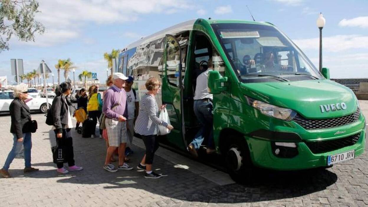 Guagua lanzadera en Arrecife, capital de Lanzarote.