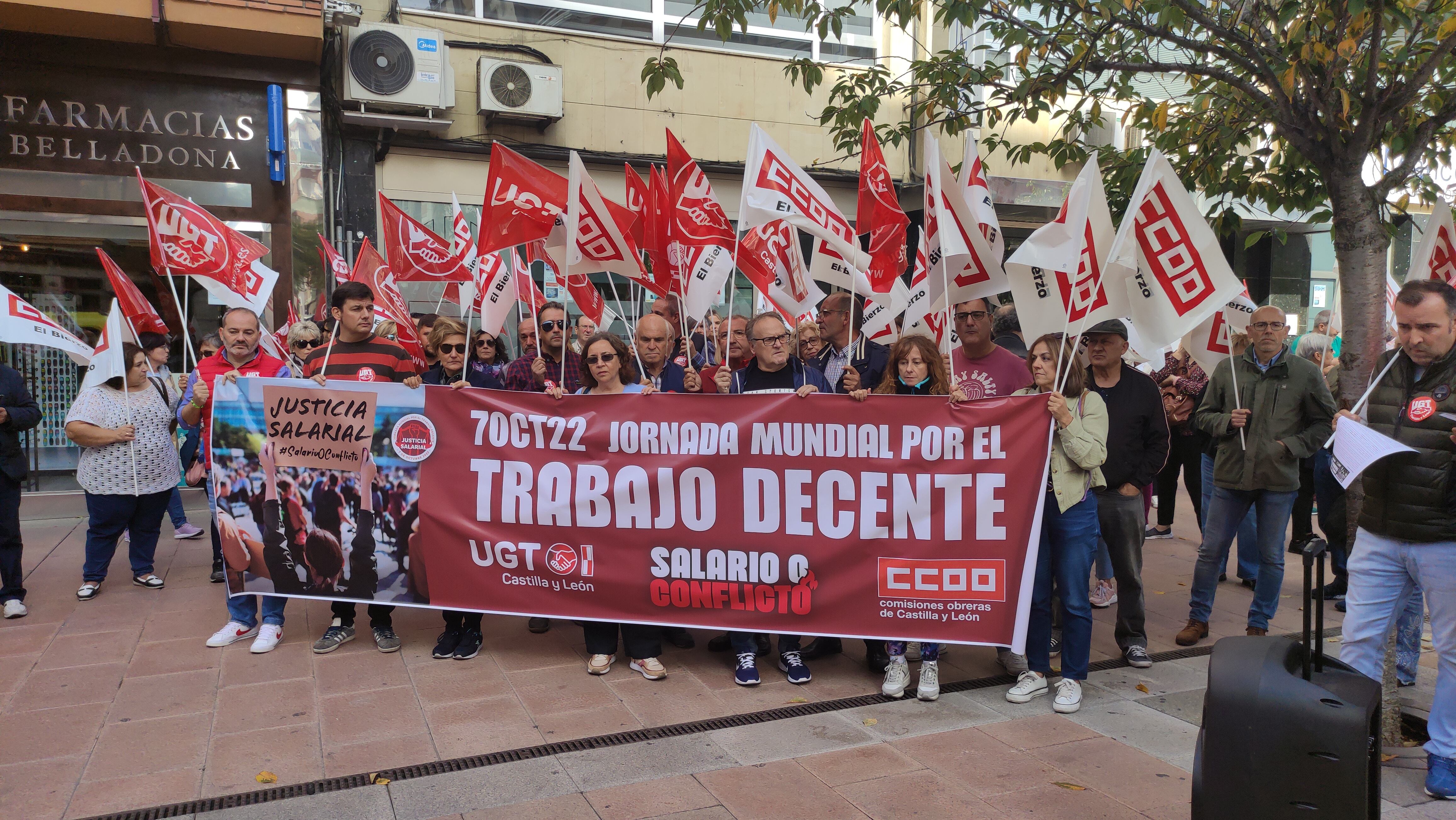 Delegados sindicales de CCOO y UGT a las puertas de la patronal FELE en Ponferrada