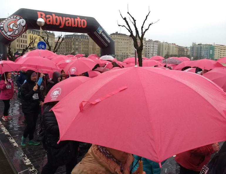 Más de 600 personas, una marea rosa, han participado en la marcha solidaria a favor de Aspanogi a pesar de la lluvia