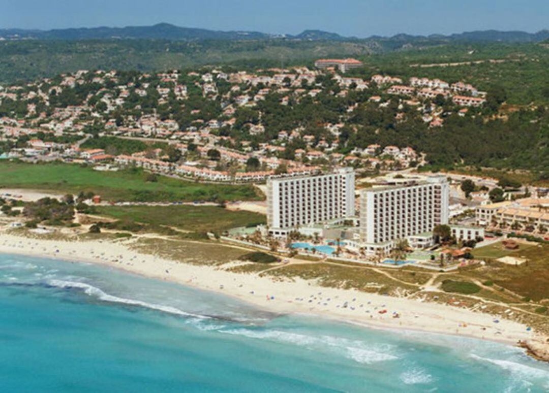 Els ecologistes denuncien irregularitats a la construcció dels dos hotels de Melià a Menorca.