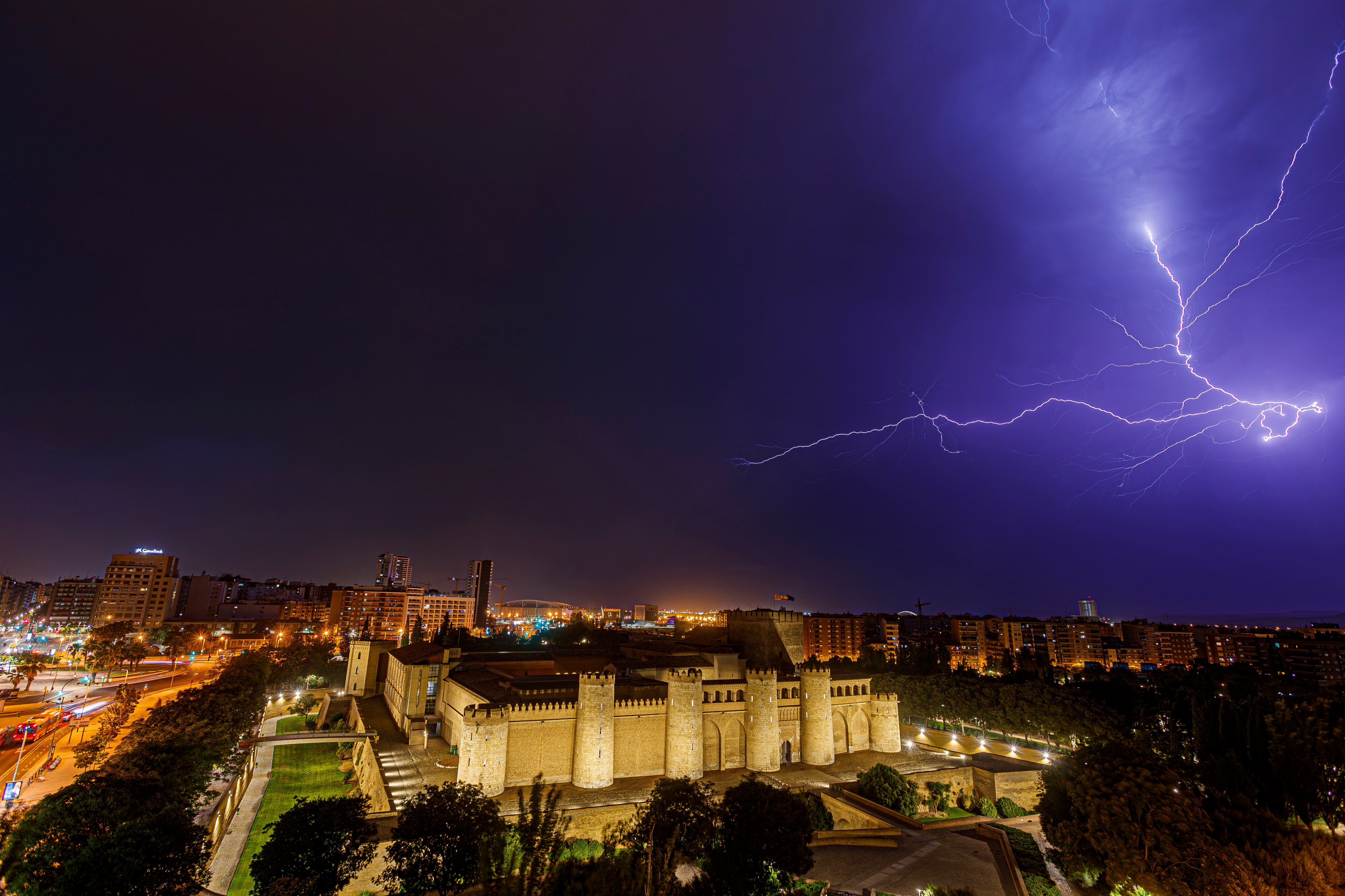 ZARAGOZA, 12/08/2024.- Tormenta sobre Zaragoza, este lunes. La Agencia Estatal de Meteorología (Aemet) anuncia para este martes en Aragón intervalos nubosos que aumentarán a nuboso por la tarde, con chubascos y tormentas en el tercio norte, donde serán localmente fuertes con probable granizo y rachas muy fuertes, y en el extremo oriental del Sistema Ibérico, y temperaturas en descenso. EFE/ Javier Belver
