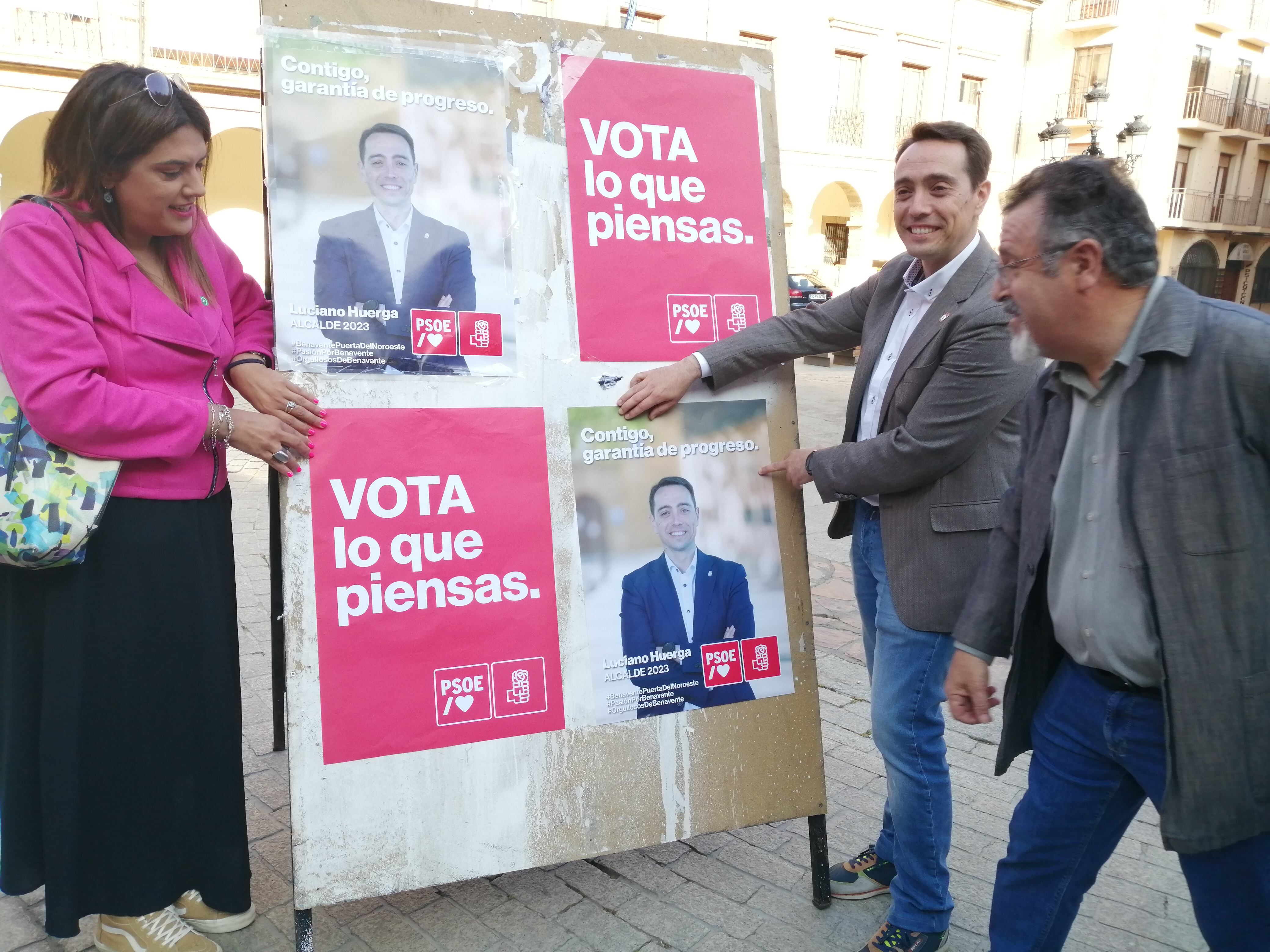 Luciano Huerga, en la pegada de carteles de la convocatoria electoral de 2023