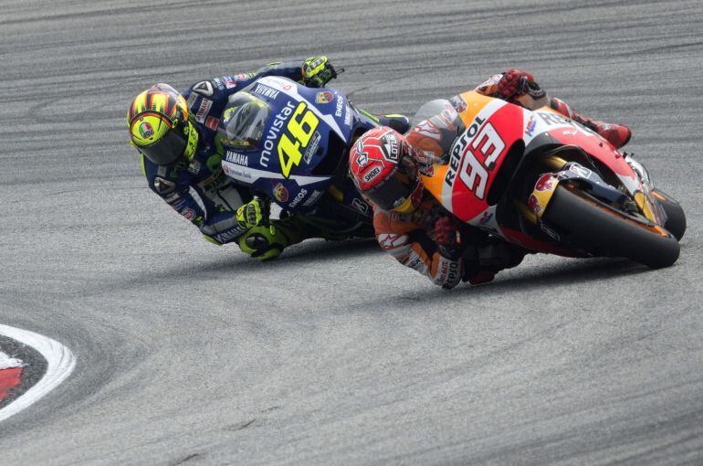 Rossi y Márquez, en el GP de Malasia en el que el italiano acabó tirando al suelo al español.