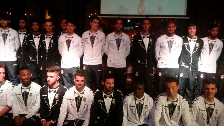 La plantilla de la Cultural posa con la nueva prenda