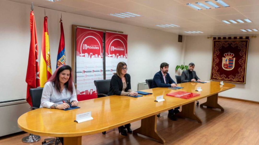 Primera firma de acuerdo de presupuestos (foto de archivo)