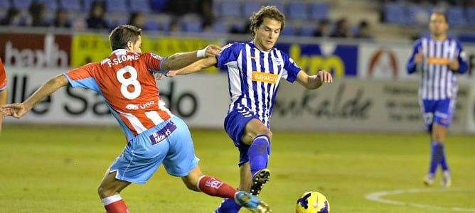 Beobide pelea un balón con Seoane en el choque disputado en Mendizorroza