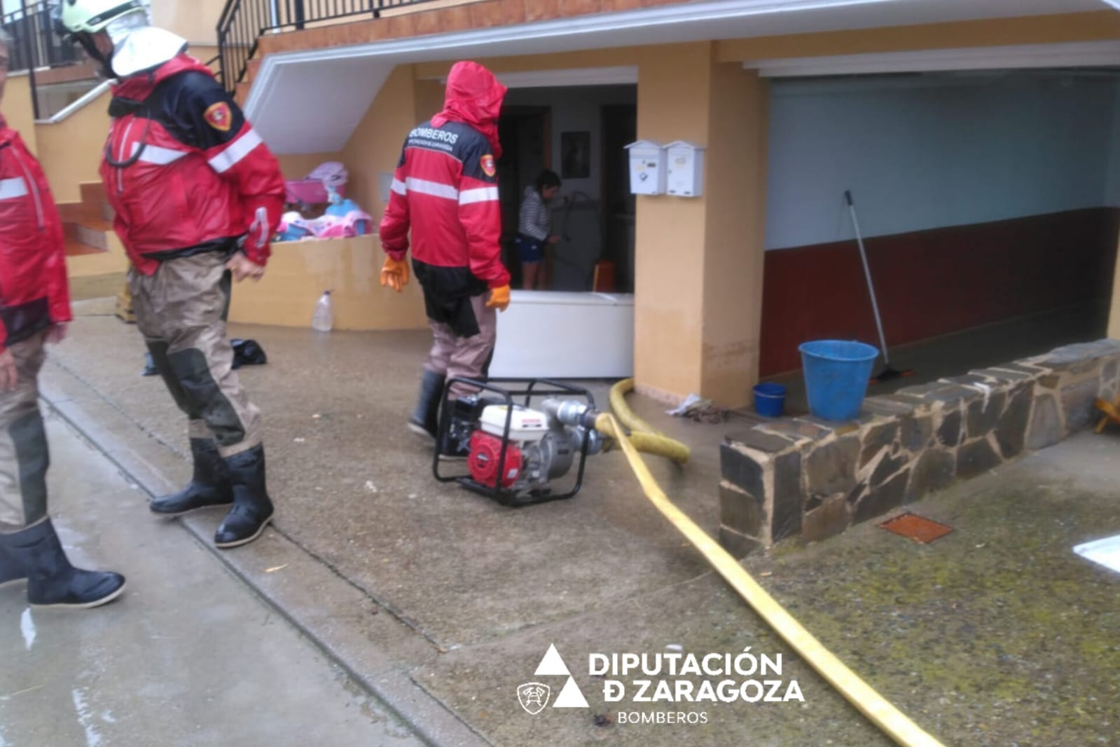 Los bomberos de la DPZ en Tauste