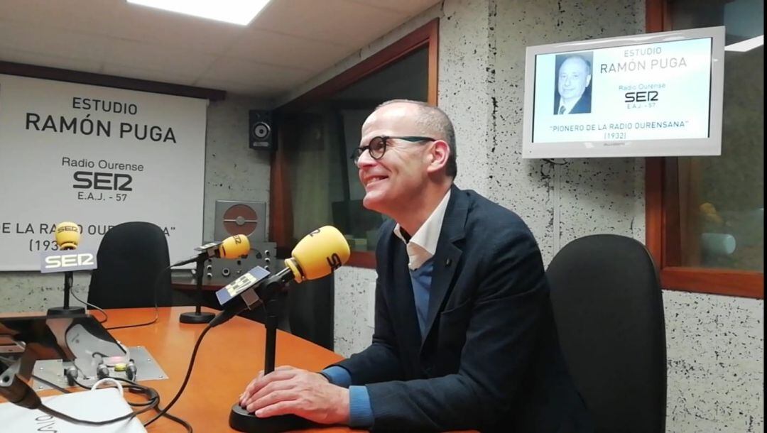 El alcalde de Ourense, Jesús Vázquez, en el estudio Ramón Puga de Radio Ourense