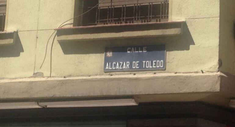 Placa de la calle Alcázar de Toledo en León