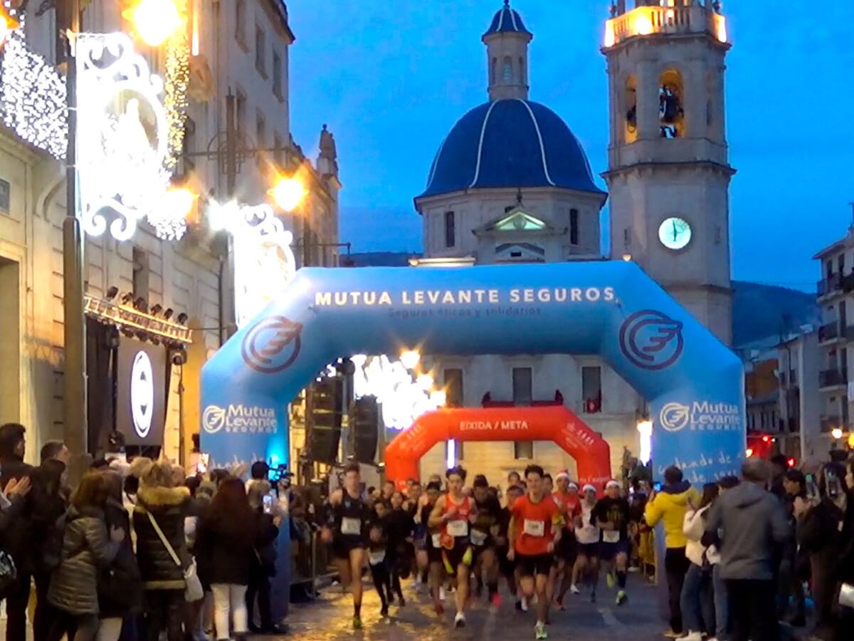 Els prop de 900 participants en la Sant Silvestre Alcoiana Mutua Levante tanquen l'any corrent i divertint-se