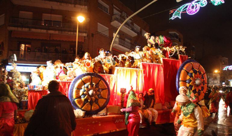 La tradicional Cabalgata de los Reyes Magos de Oriente a su paso por las calles de Alcobendas