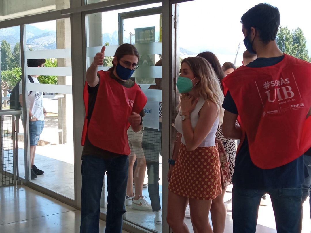 Alumnos entran para examinarse en las PBAU en la UIB.