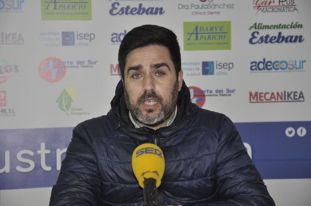 Toni López durante la rueda de prensa en La Juventud