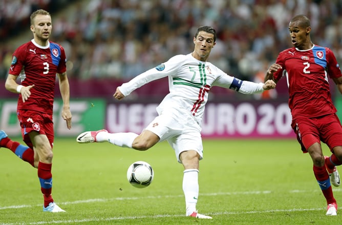 El delantero portugués Cristiano Ronaldo patea un balón durante el partido de cuartos de final de la Eurocopa 2012, República Checa vs Portugal, en Varsovia, Polonia, el jueves, 21 de junio de 2012.