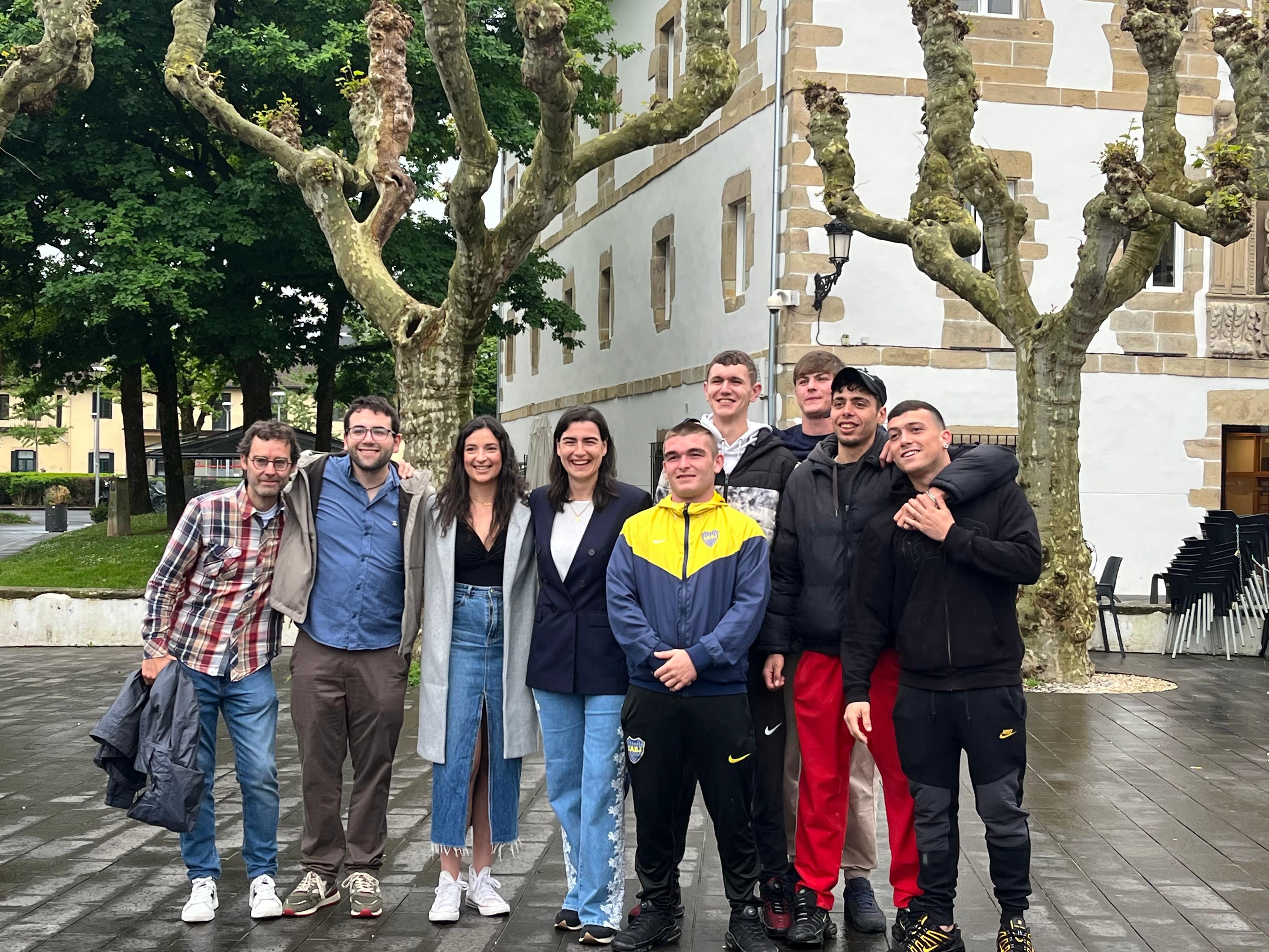 Los teloneros Wonka y Waje 4LEB y Folkesí junto a la delegada de Cultura, Nuria Alzaga.