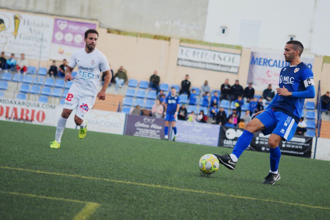 Rodri controla un balón en el campo del Vélez CF.