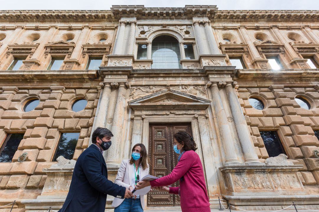 La directora de la Alhambra, Rocío Díaz, en el centro, ante el Palacio de Calos V del monumento granadino, que va a ser sometido a una restauración en sus distintas portadas