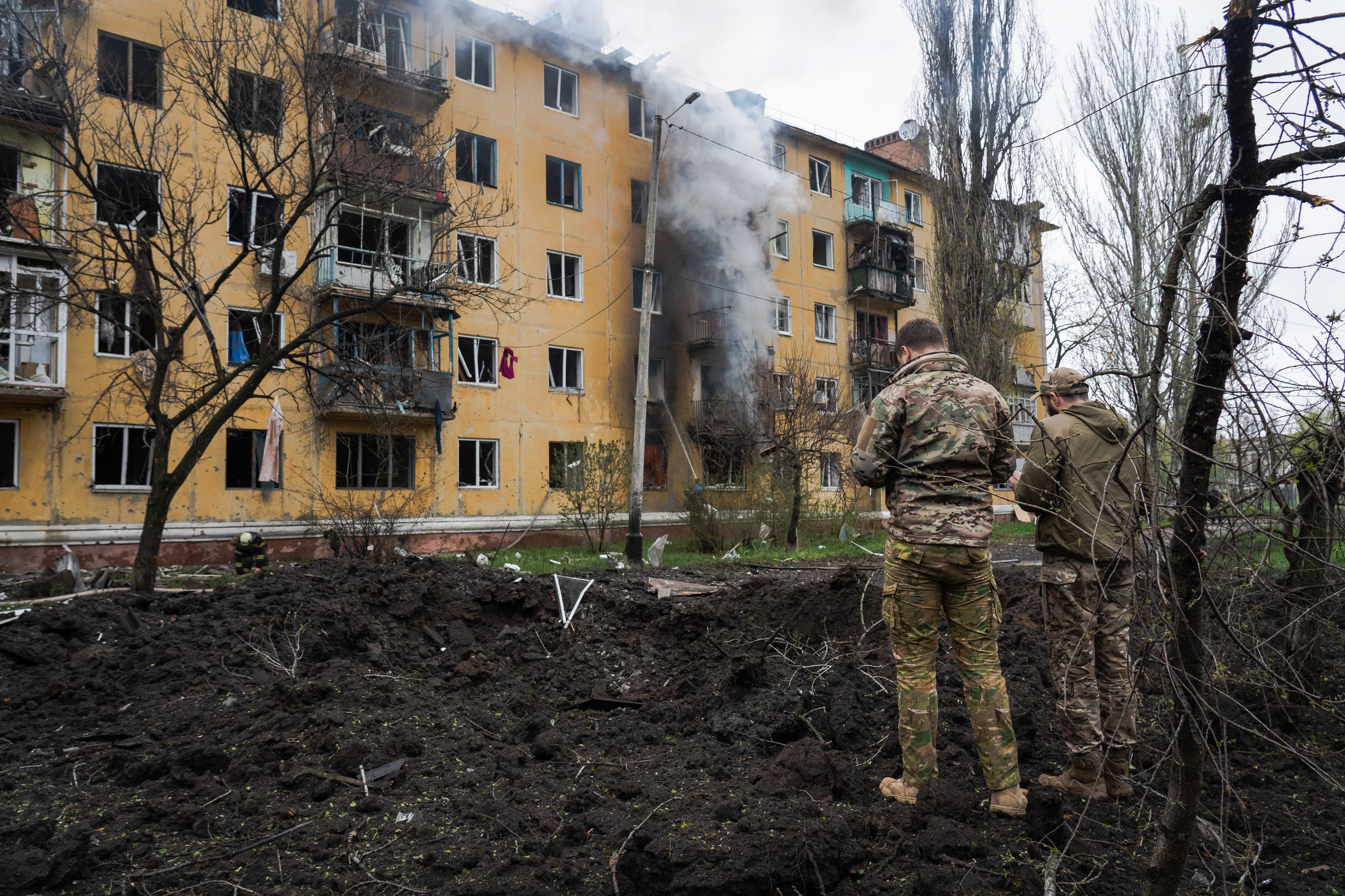 Uno de los edificios de viviendas de Sloviansk que fue bombardeado el viernes por las fuerzas de Rusia