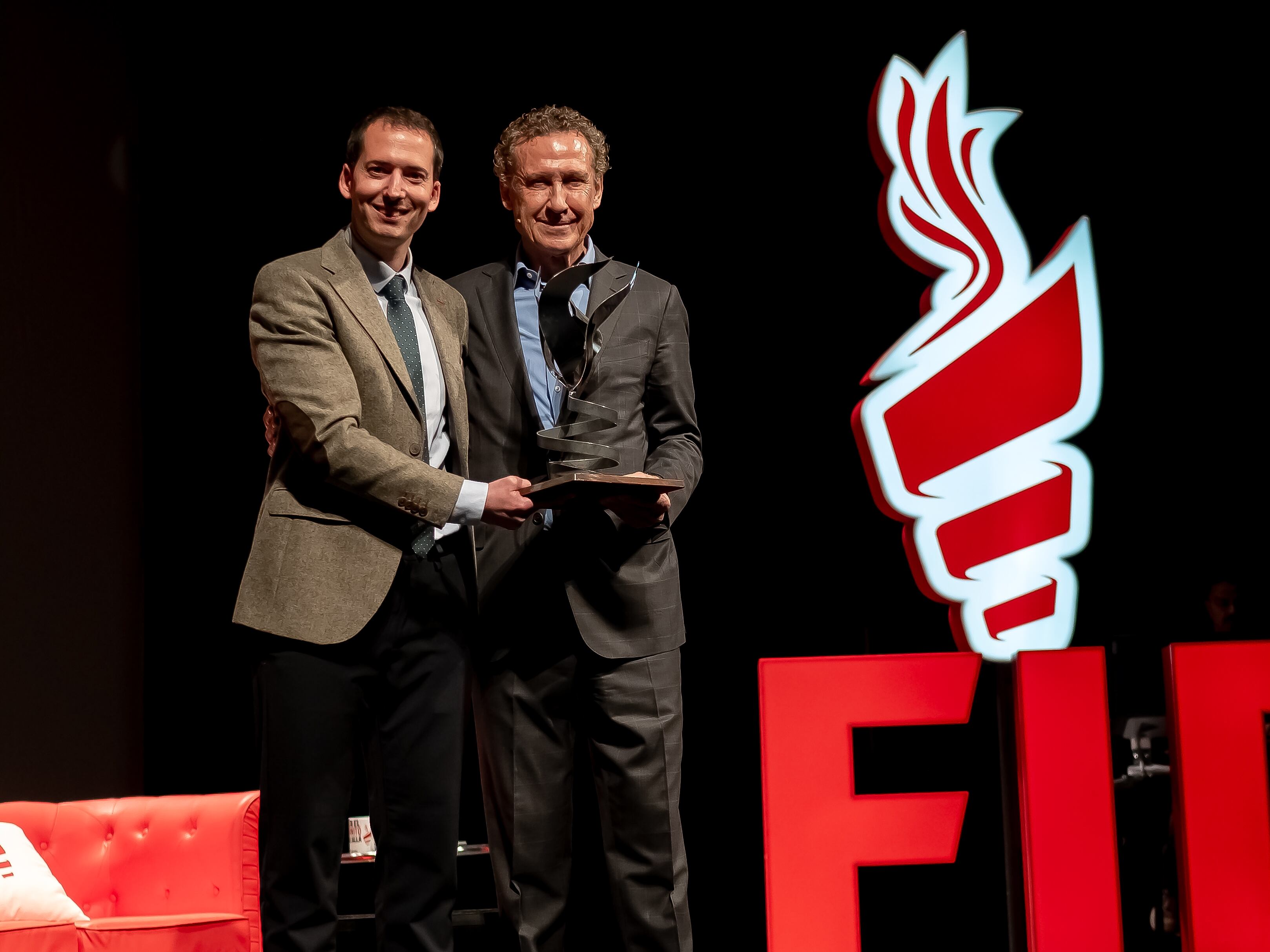 Jorge Valdano recibe el Premio FID Segovia Recoletas Salud