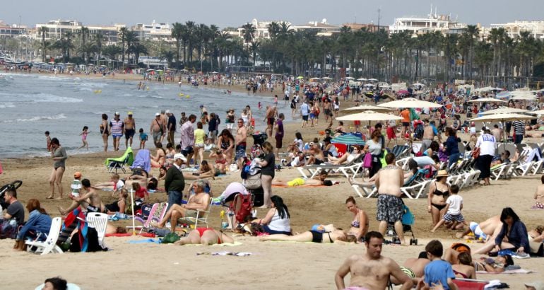 Pla general de banyistes a la platja de Salou