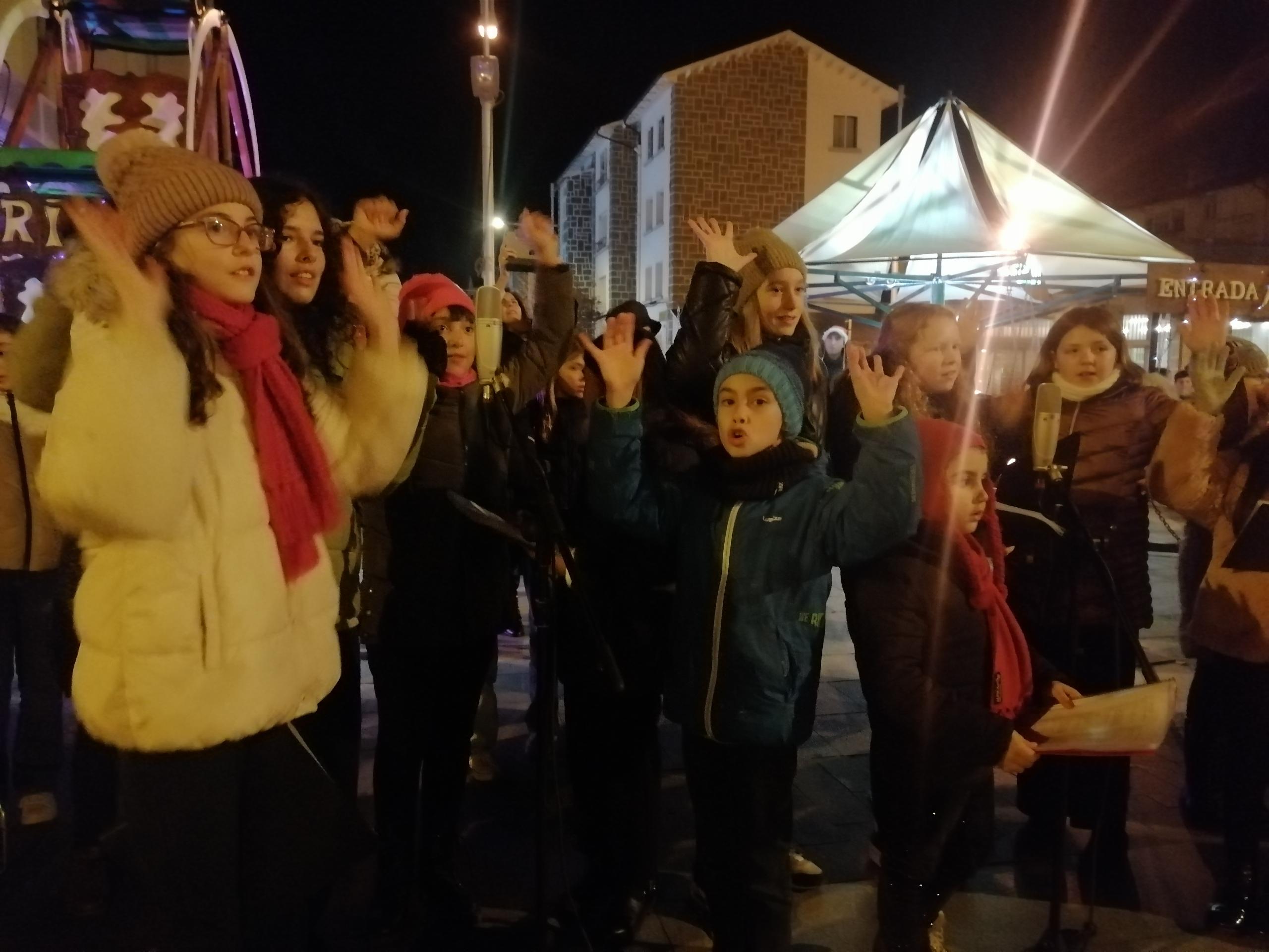 El c ponía música a la inauguración de la iluminación navideña en Jaca