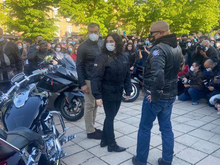 Díaz Ayuso llegó en moto a su acto en Valdemoro