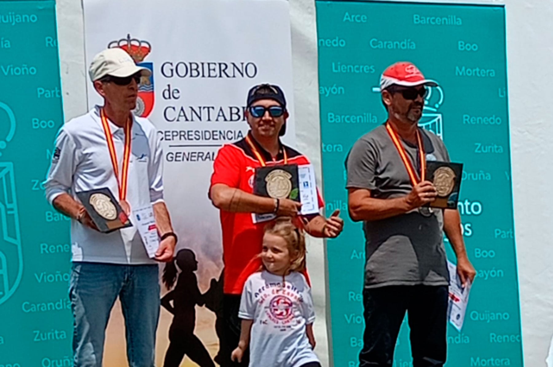 Carlos Escuder, en el centro de la imagen, con su hija, en la ceremonia de entrega de trofeos del Nacional