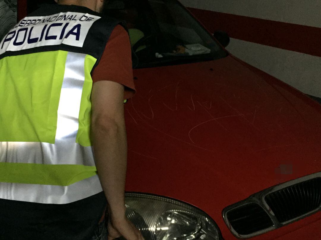 Coche de la afectada totalmente dañado en su garaje de Gandia. 