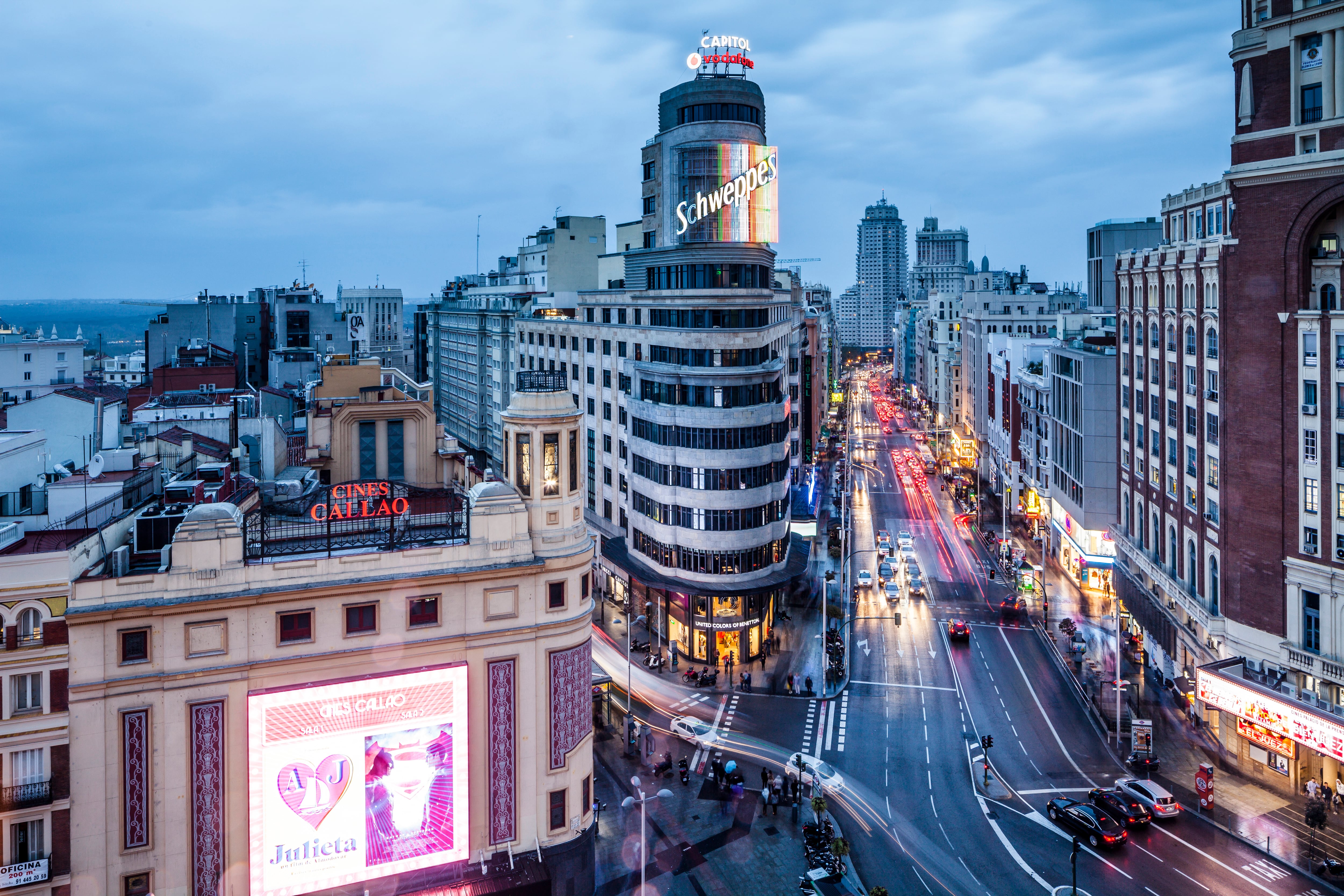 El emblemático edificio Capitol de la Gran Vía de Madrid luciendo su luminoso.