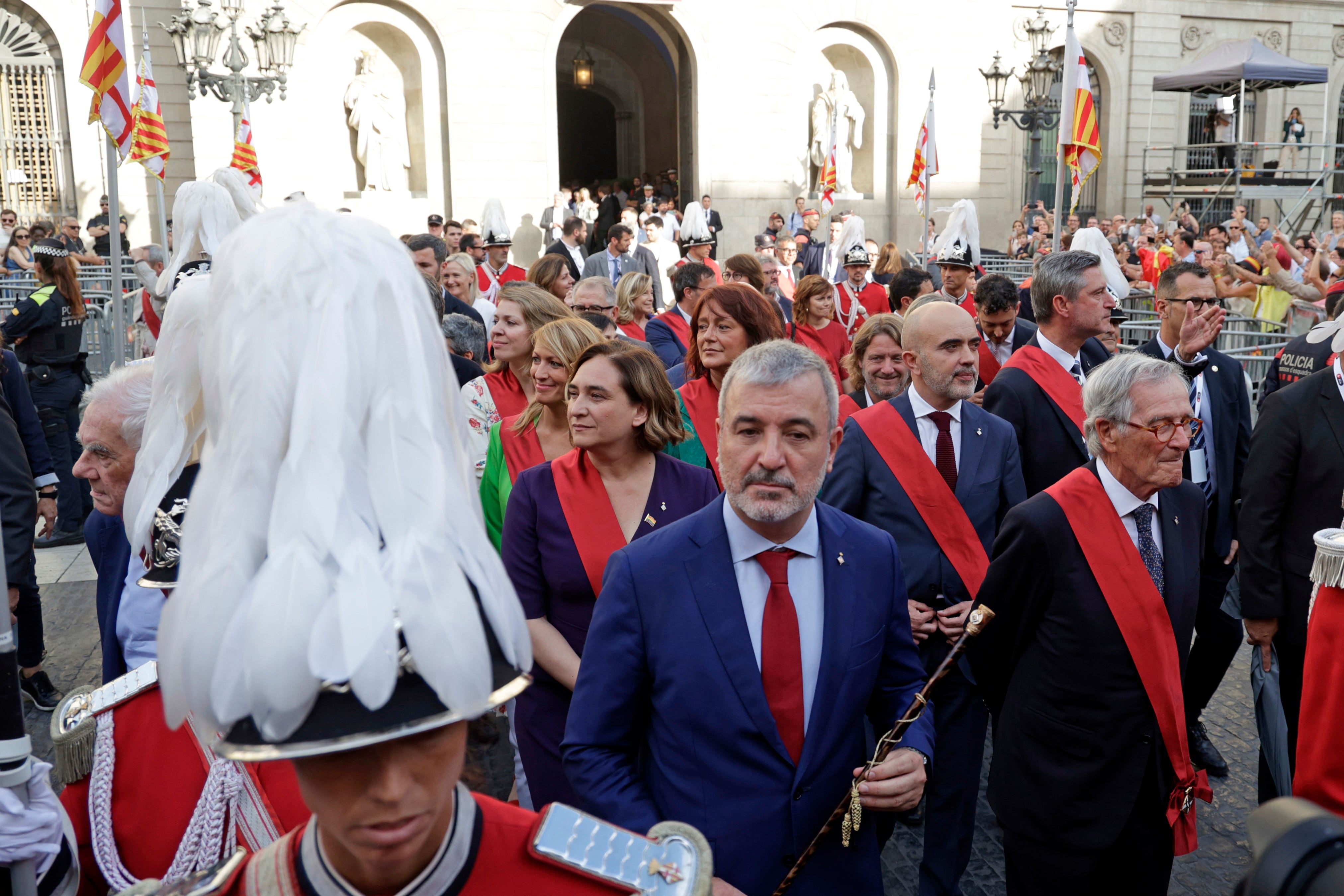 El socialista Jaume Collboni (c) flanqueado por el candidato de JxCat, Xavier Trias (d), y la candidata de BCNComú, Ada Colau (2i), camino del Palau de la Generalitat tras el pleno de investidura