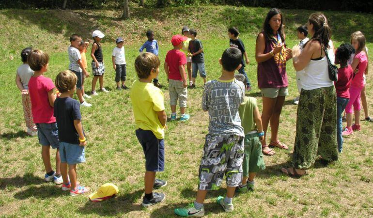 Nens i nenes de colònies.