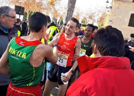 David Palacio -centro- felicita al tercer clasificado, Javier García -de espaldas-, ante la mirada del ganador, Awet Habte.