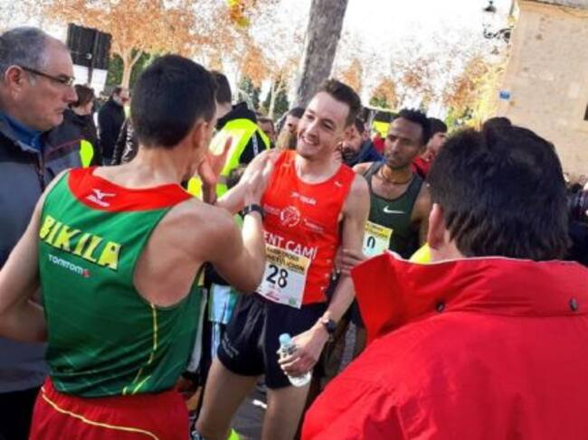 David Palacio -centro- felicita al tercer clasificado, Javier García -de espaldas-, ante la mirada del ganador, Awet Habte.