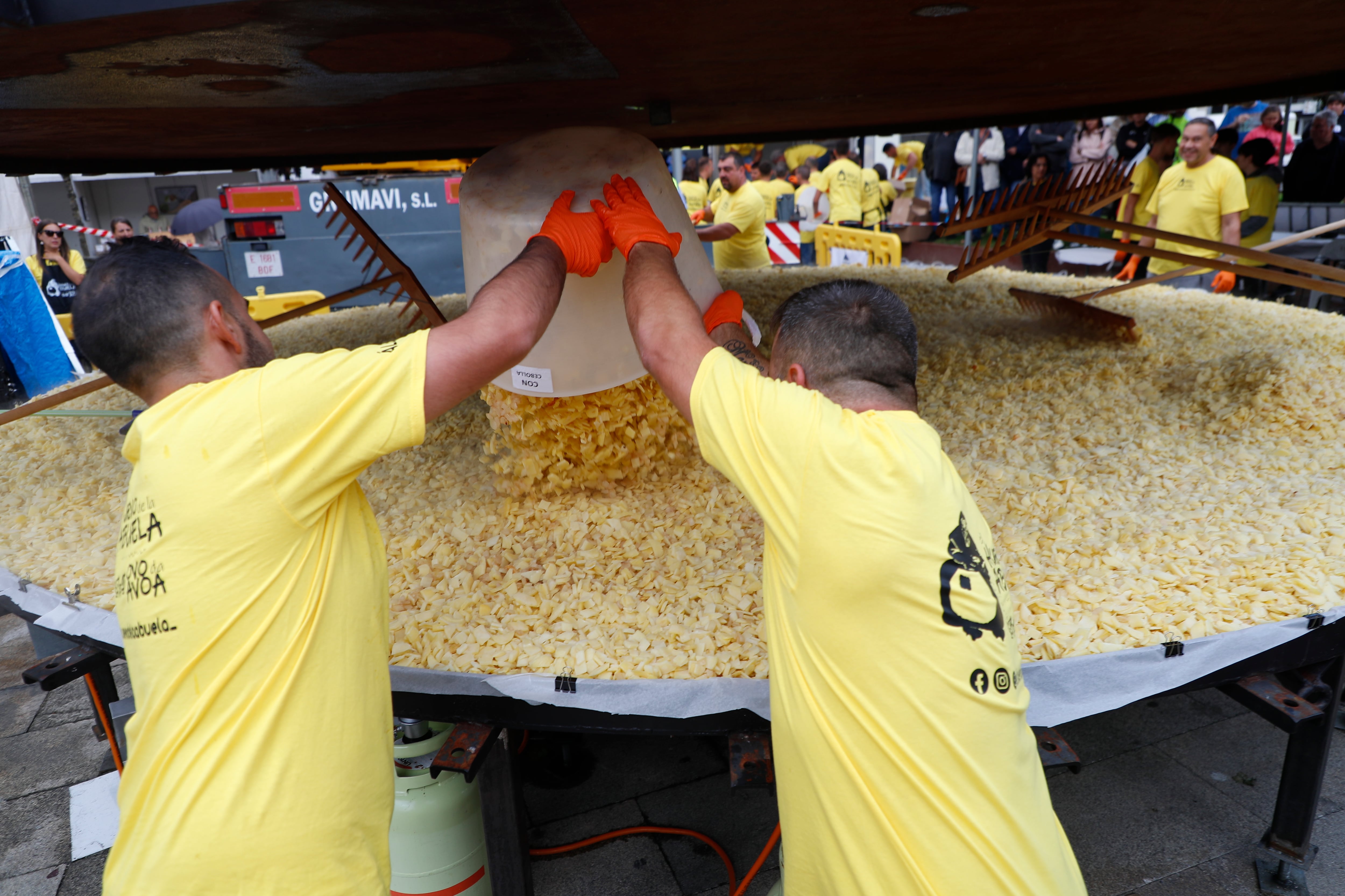 Cocinando la tortilla más grande del mundo, con seis metros de diámetro.