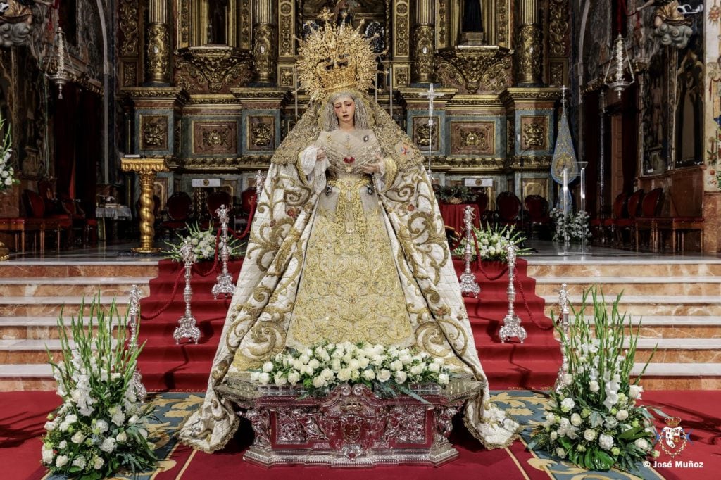 La Esperanza Trinitaria en el altar mayor de la Basílica de María Auxiliadora